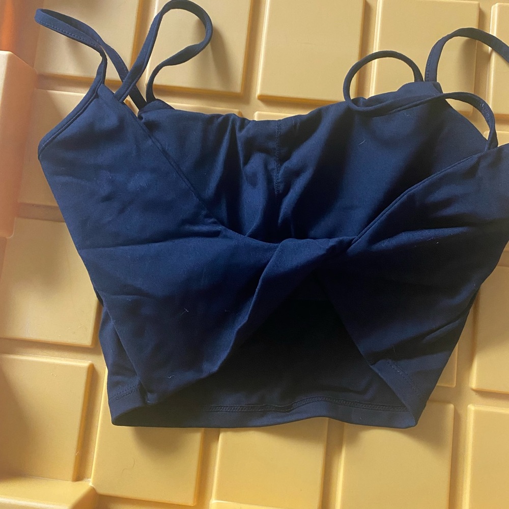 Super cute xs black sports bra, twist in the back
